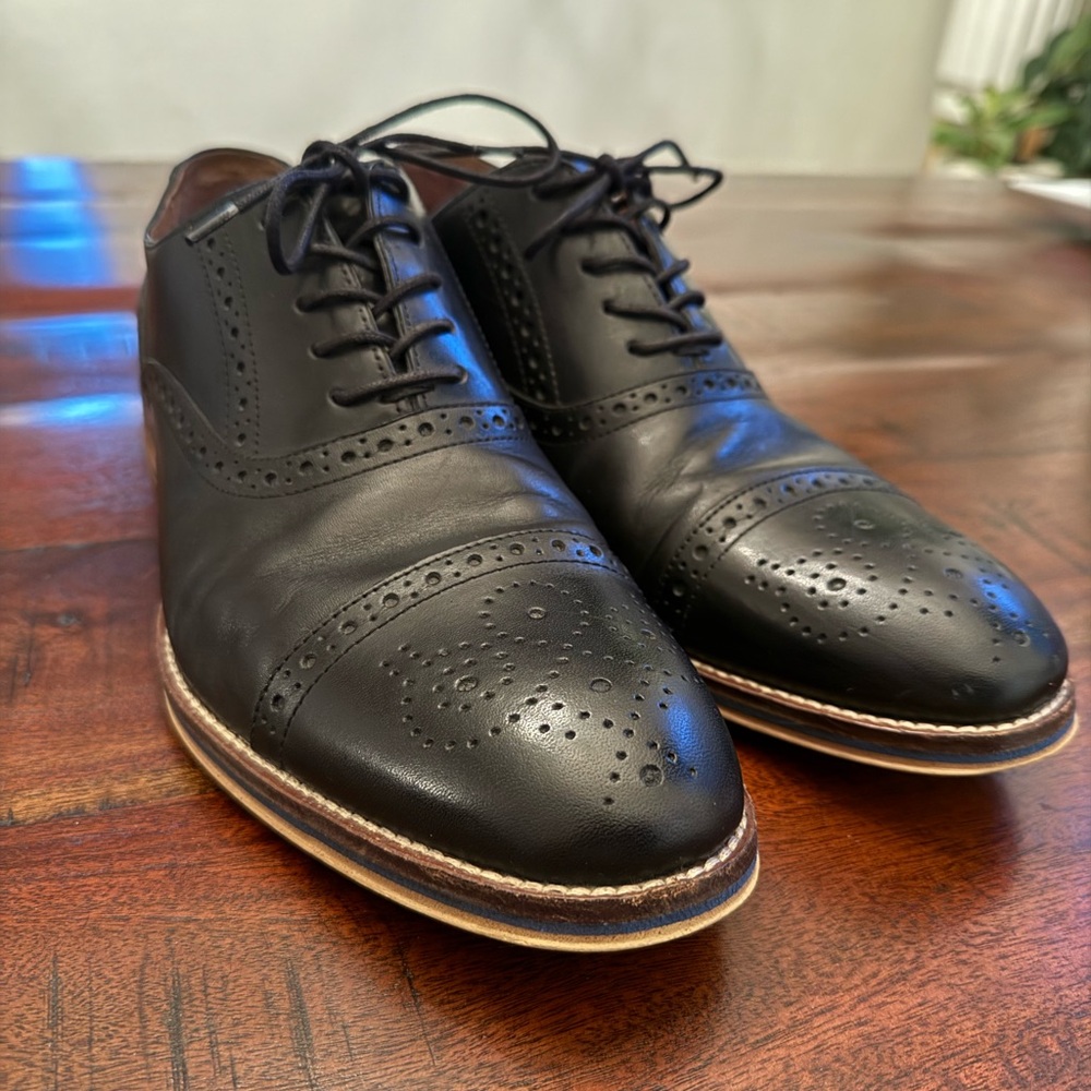Johnston & Murphy Black Oxford Shoes with Brogue Detailing